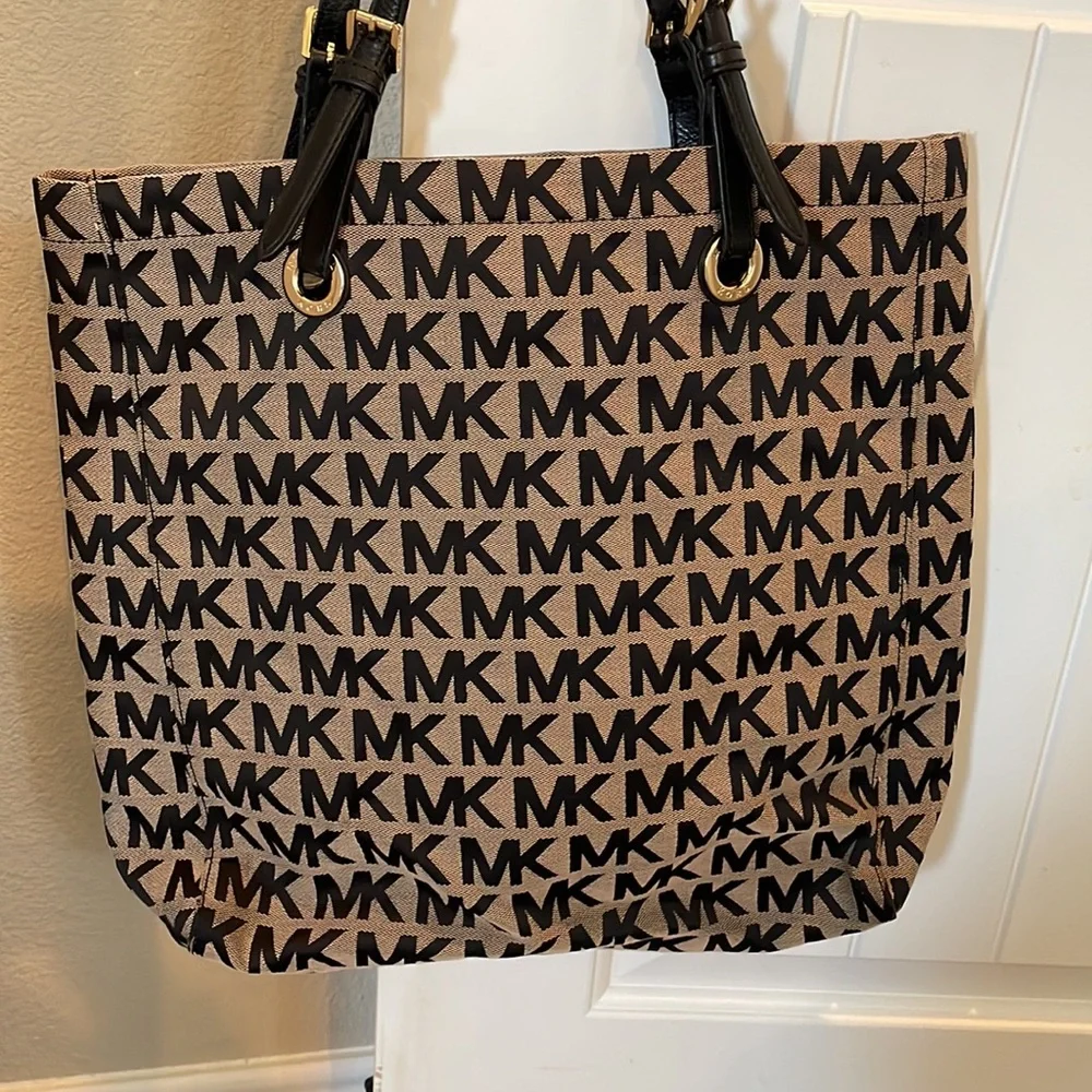 Micheal Kors Purse - Picture 2 of 3
